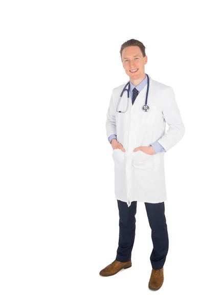 Leende läkare med händerna i fickan — Stockfoto