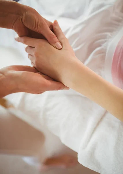 Mujer joven recibiendo masaje de manos —  Fotos de Stock