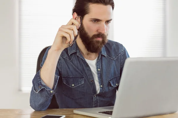 Homem de negócios Hipster trabalhando em seu laptop — Fotografia de Stock