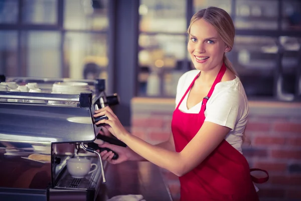 Una bonita barista preparando café — Foto de Stock