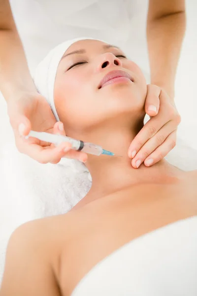 Médico inyectando el cuello a un paciente — Foto de Stock