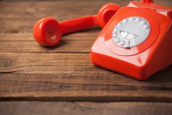 Telefone vermelho na mesa de madeira — Fotografia de Stock