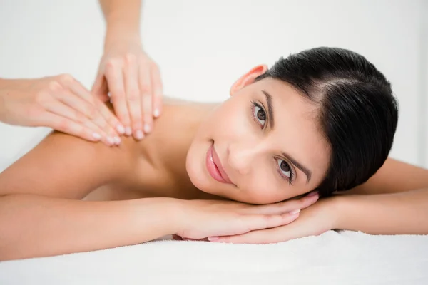 Brünette genießen massage — Stockfoto
