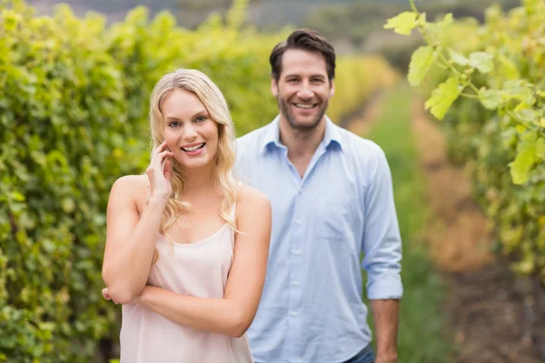 Young happy couple smiling at camera — Stock Photo, Image