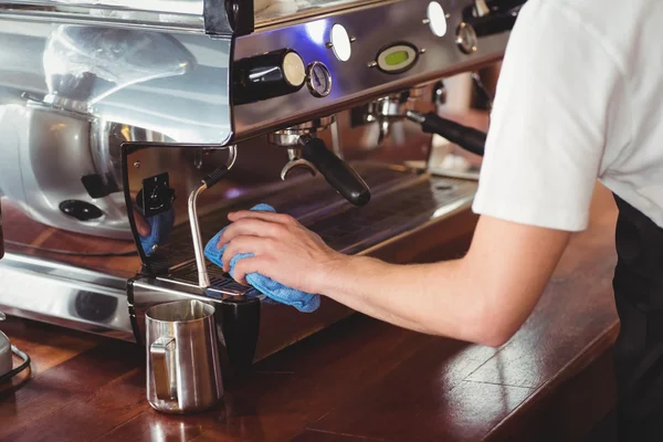 Barista reinigt Kaffeemaschine — Stockfoto