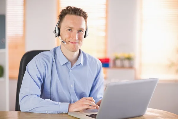 Uomo d'affari casuale utilizzando auricolare su una chiamata — Foto Stock