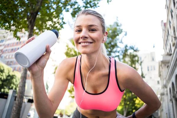 Frau in der Hand einer Flasche Wasser — Stockfoto