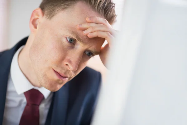 Homme d'affaires inquiet travaillant à son bureau — Photo