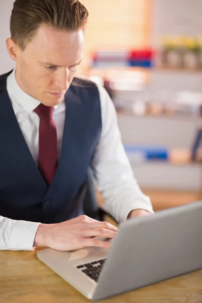 Geschäftsmann arbeitet an seinem Laptop — Stockfoto