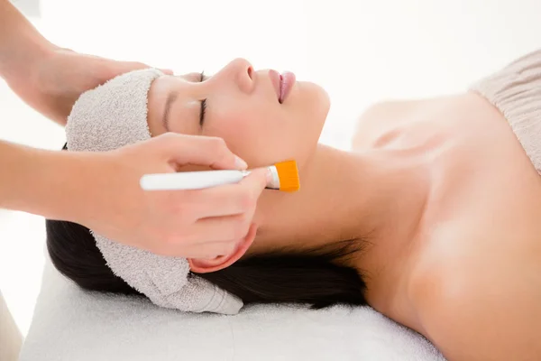 Woman receiving massage at spa center — Stock Photo, Image