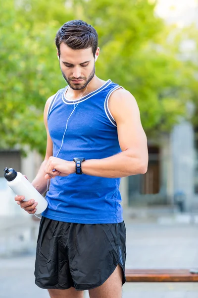 Un bell'atleta con in mano una bottiglia — Foto Stock