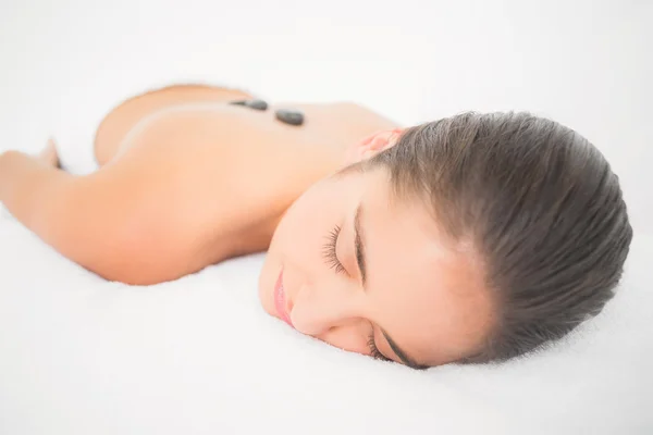 Brünette genießen ein heiß stein massage — Stockfoto