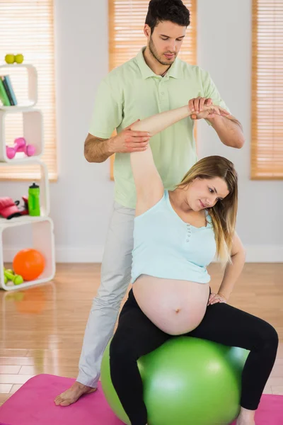 Gravid kvinna med avslappnande massage — Stockfoto