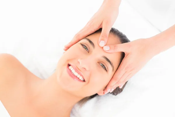 Kobieta odbiera masaż głowy — Zdjęcie stockowe