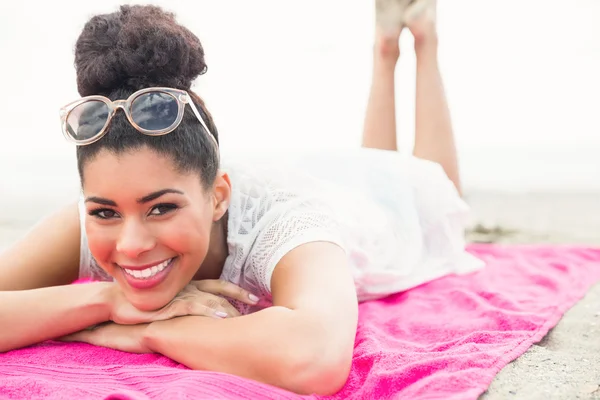 Smiling woman lying on towel — Stock Photo, Image