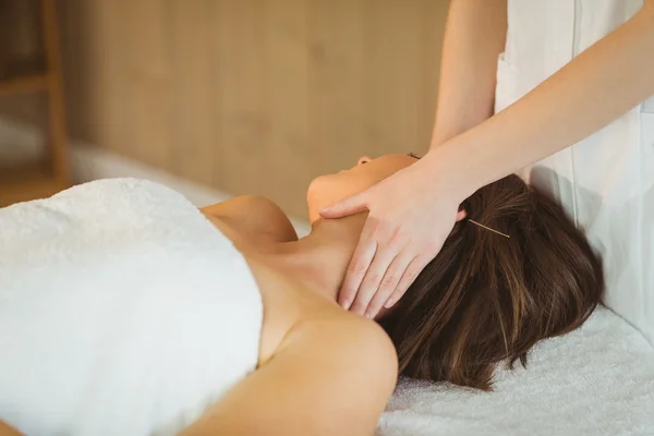 Bitkisel getting kadın masaj sıkıştırmak — Stok fotoğraf