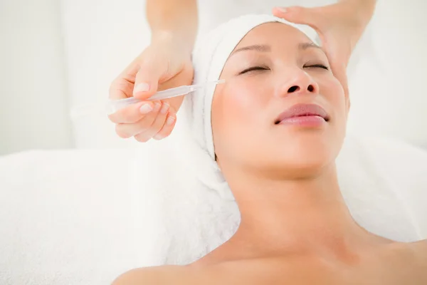 Optician administering eye liquid to patient — Stock Photo, Image