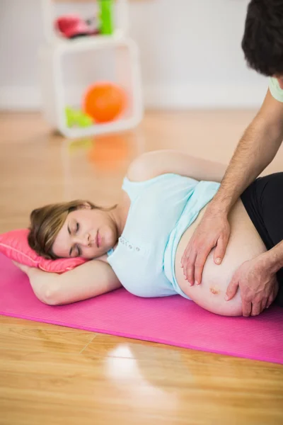 Беременная женщина получает массаж — стоковое фото