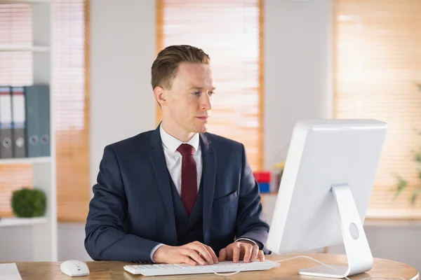 Koncentruje się na pracy na jego biurko biznesmen — Zdjęcie stockowe