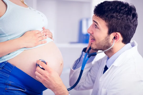 Médico examinando el estómago de la paciente embarazada —  Fotos de Stock