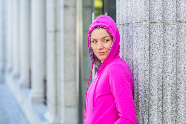 En kvinna bär Rosa jacka — Stockfoto