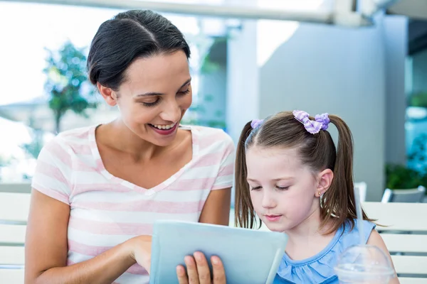 Moeder en dochter samen met behulp van tablet pc — Stockfoto