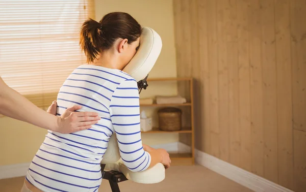 Jovem mulher recebendo massagem na cadeira — Fotografia de Stock