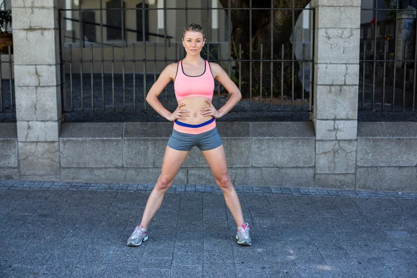 Ritratto di una bella atleta con le mani sui fianchi — Foto Stock