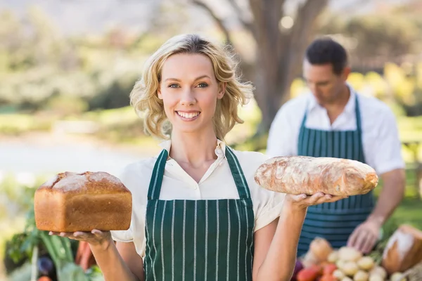 Glimlachen van boer vrouw bedrijf brood — Stockfoto