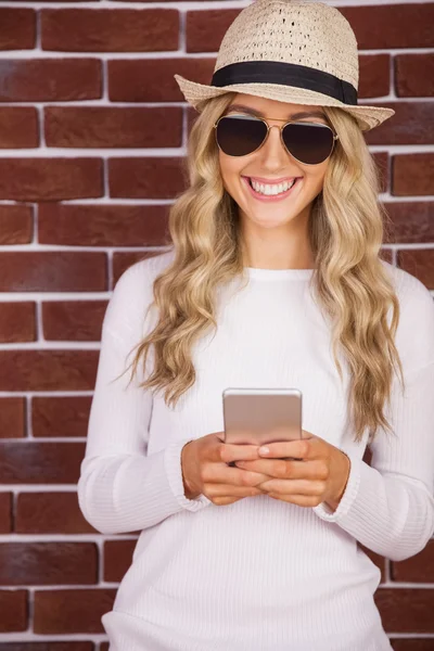 Blonde hipster avec des lunettes de soleil en utilisant smartphone — Photo