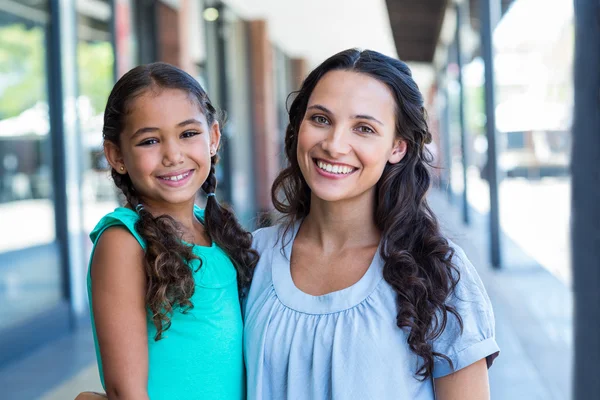 Retrato de una madre y su hija sonriendo —  Fotos de Stock