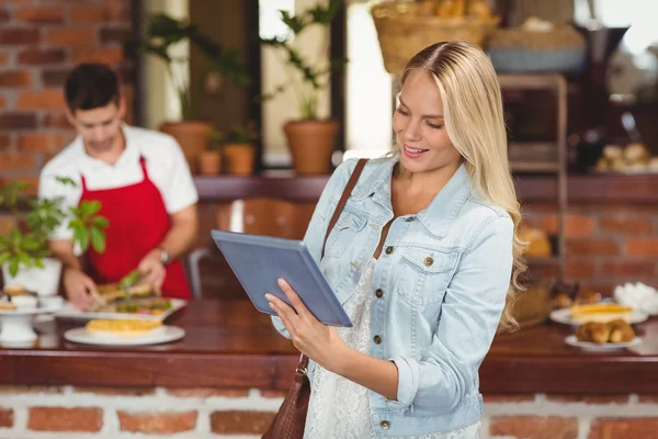 Mooie vrouw met behulp van haar Tablet PC — Stockfoto