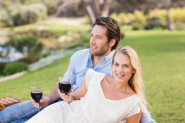 Couple mignon sur la date tenant des verres à vin rouge — Photo
