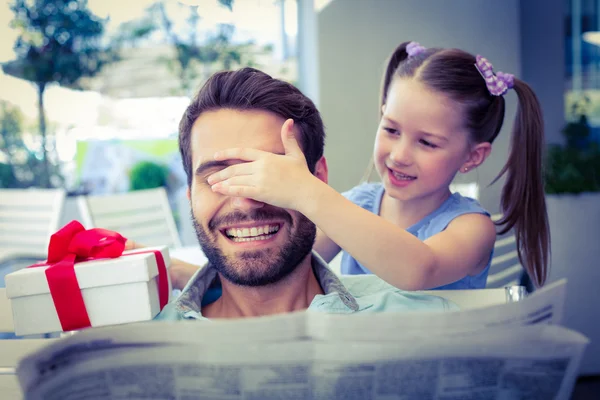 Hija ofreciendo su regalo a su padre — Foto de Stock