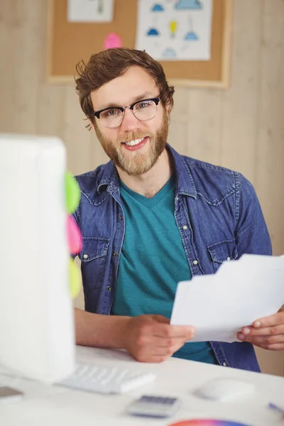 Szczęśliwy hipster pracy przy biurku — Zdjęcie stockowe