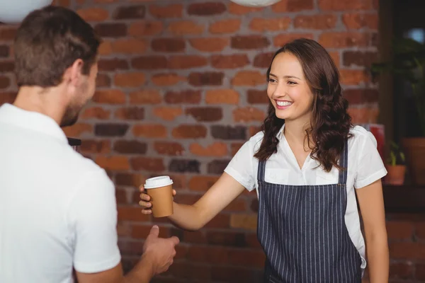 Çok gülümseyen barista bir müşteri hizmet — Stok fotoğraf