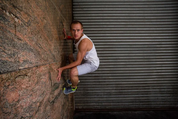 Atleta extremo agarrando a la pared —  Fotos de Stock