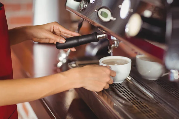 Ein lächelnder Barista bereitet Kaffee zu — Stockfoto