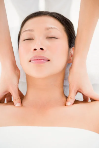 Jovem mulher recebendo massagem no ombro — Fotografia de Stock
