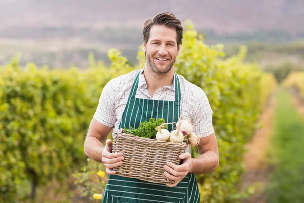 Agricultor detentor de um cesto de produtos hortícolas — Fotografia de Stock