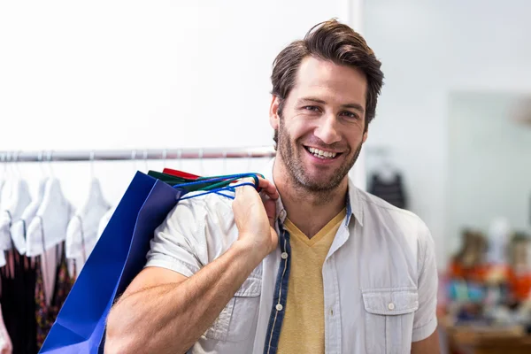 Uomo sorridente con borse della spesa — Foto Stock