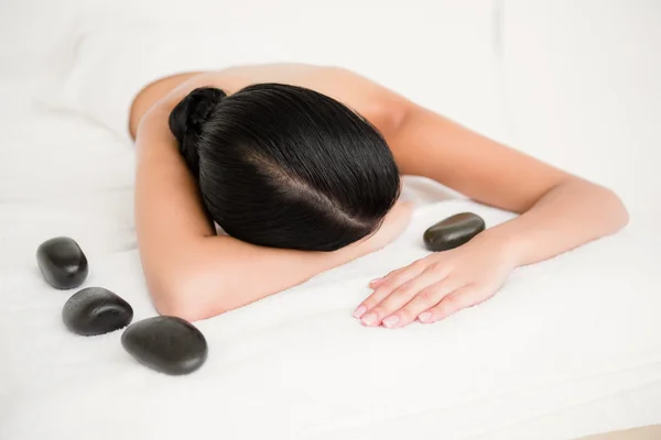 Donna che fa un massaggio con pietre — Foto Stock