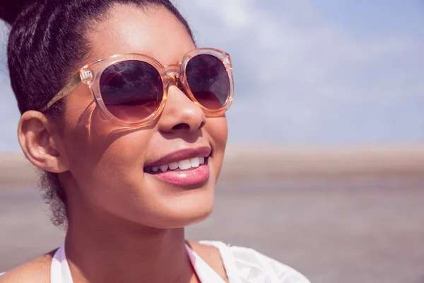 Snygg kvinna i solglasögon — Stockfoto