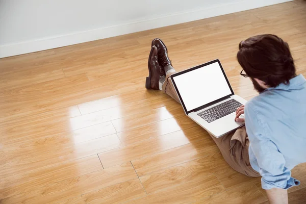 Knappe hipster met behulp van zijn laptop — Stockfoto