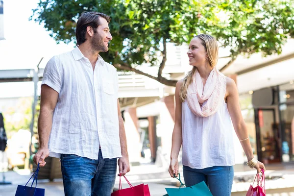 Casal segurando sacos de compras — Fotografia de Stock