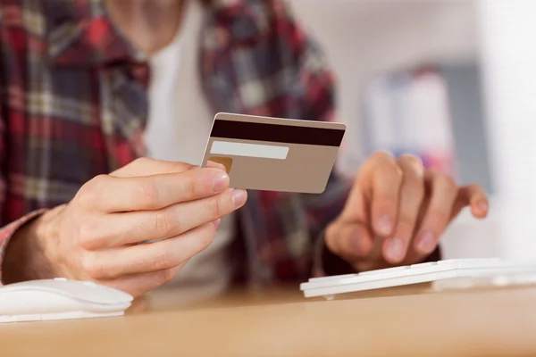 Hipster businessman shopping online with card — Φωτογραφία Αρχείου