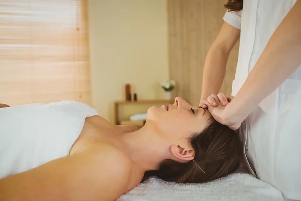 Frau bekommt Kräuterkompresse-Massage — Stockfoto