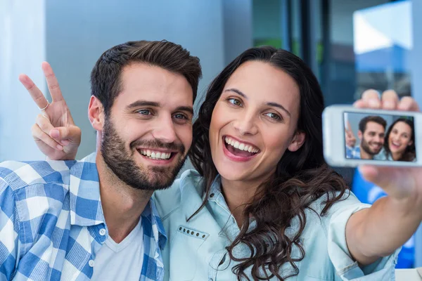 Jeune couple heureux faire un selfie — Photo