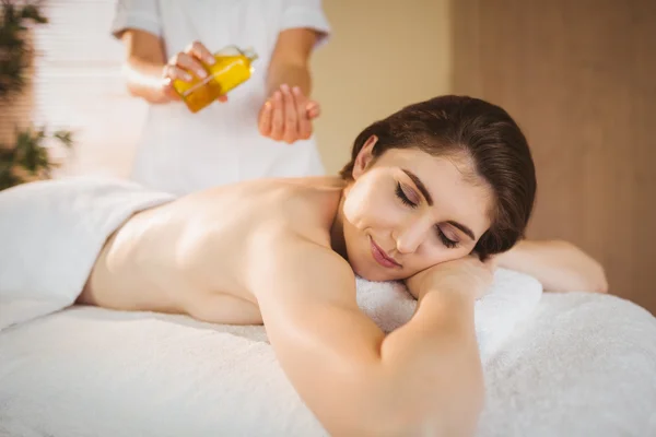Giovane donna ottenere un massaggio — Foto Stock