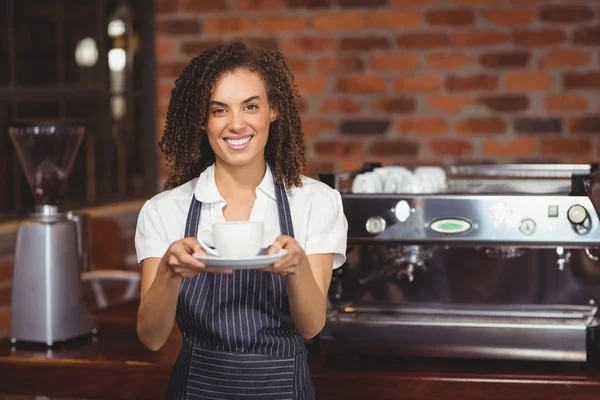 Barista sonriente mostrando taza de café —  Fotos de Stock